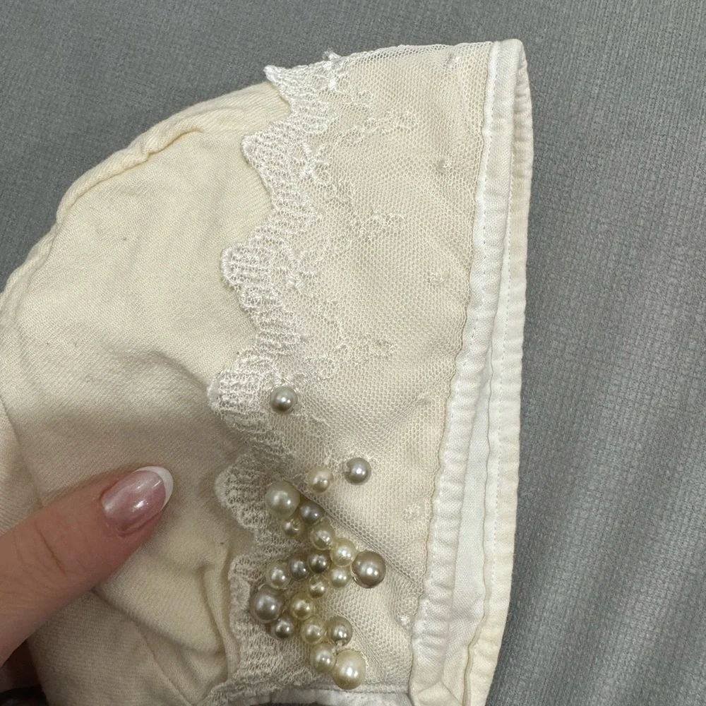 Baby girl bonnet with lace and pearls